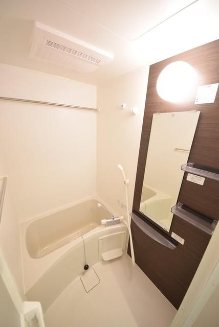 バス・シャワールーム　暖房機能もあるバスルーム