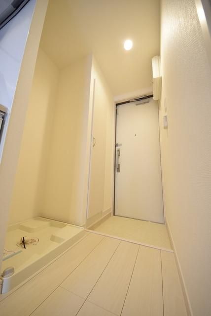 玄関　白を基調としたおしゃれな内装