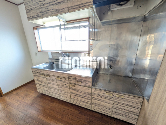 キッチン　明るい玄関スペースです◎