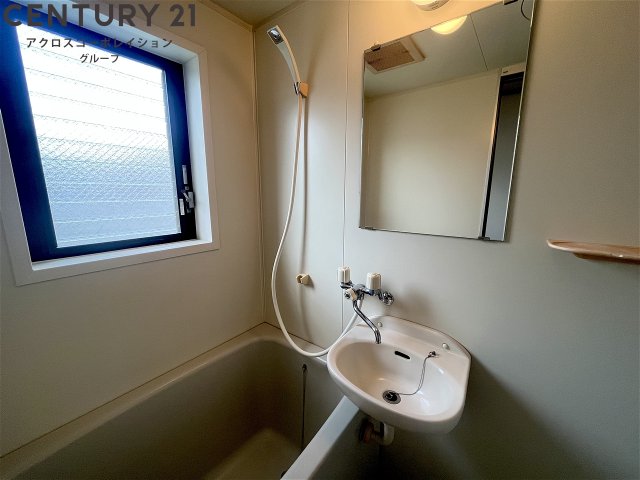 洗面設備　明るい洗面