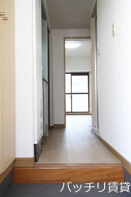 玄関　画像は別号室タイプの為、現状を優先致します。