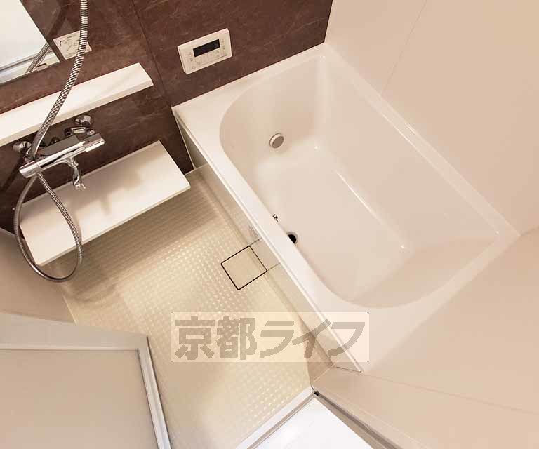 バス・シャワールーム　清潔感のあるお風呂