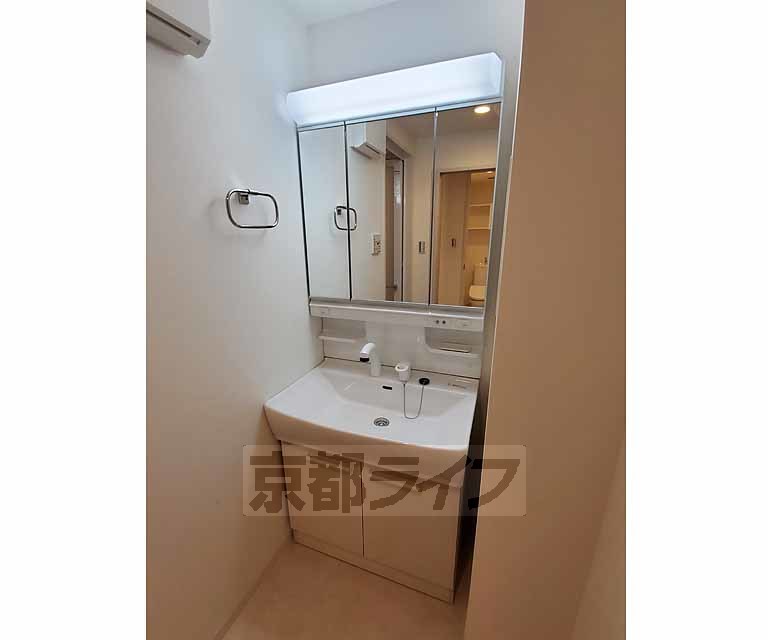 洗面設備　鏡裏収納つき