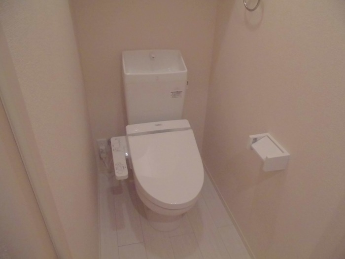 トイレ　落ち着いた色調のトイレです