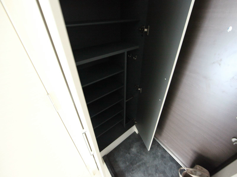 玄関　玄関　シューズボックス付（収納充実してます）