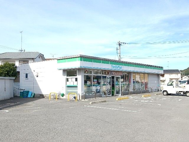 コンビニ　ファミリーマート郷桜井３丁目店（コンビニ）まで200m
