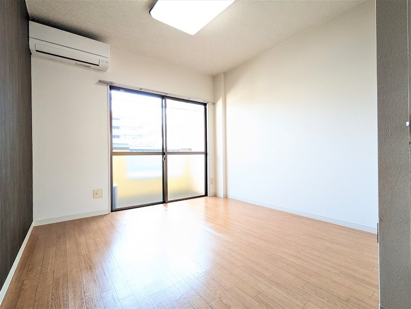 その他部屋・スペース　バルコニーに面した明るい洋室