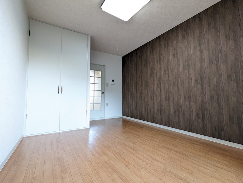 居室・リビング　収納付きの洋室６帖