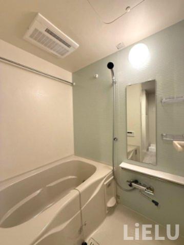 バス・シャワールーム　302号室の写真になります（現況優先）