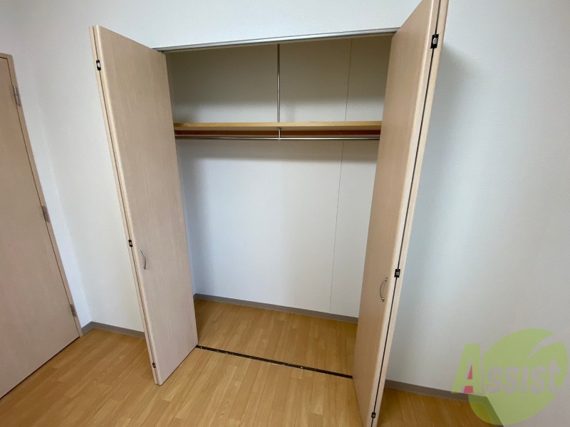 収納　こちらの収納にはハンガーをかけて服もしまえますね。