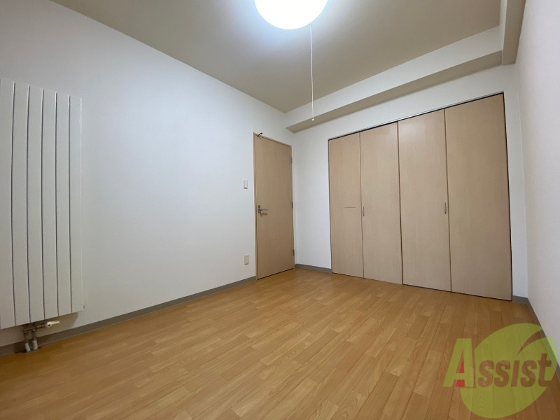 その他部屋・スペース　寝室はこちらです。光が差し込む、温かみのあるお部屋です。