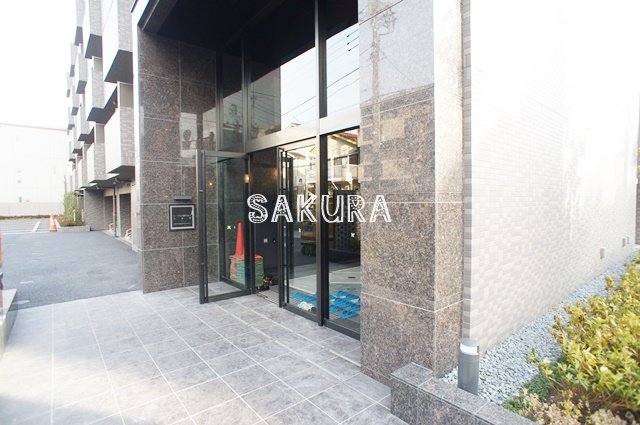 エントランス　重厚感のある建物デザイン♪