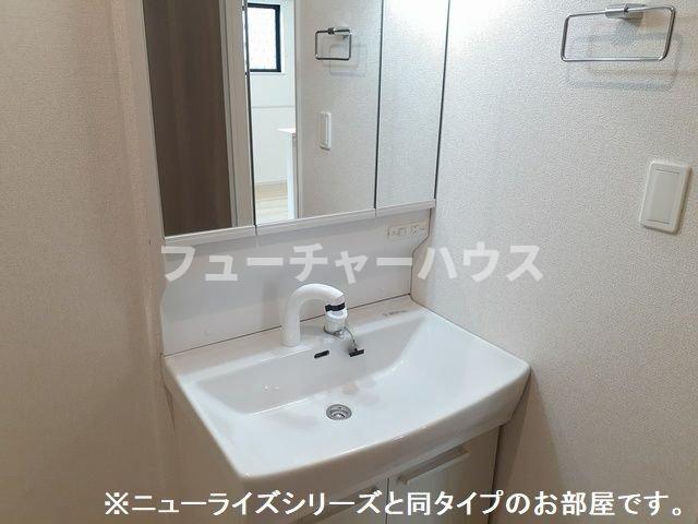 洗面設備　ゆったりとスペースのある洗面所