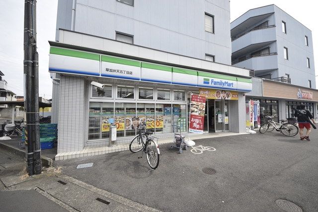 コンビニ　ファミリーマート草加弁天五丁目店（コンビニ）まで166m