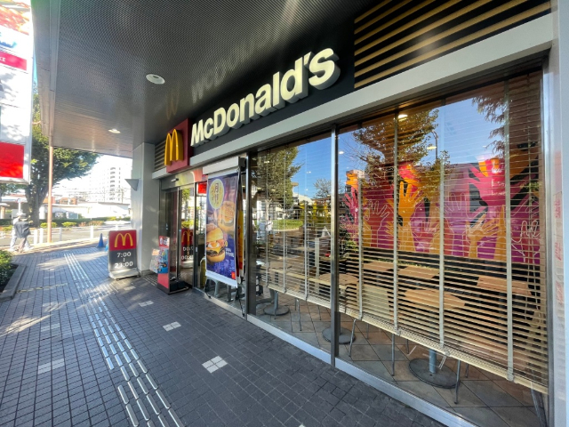 飲食店　マクドナルド東伏見駅前店（飲食店）まで210m