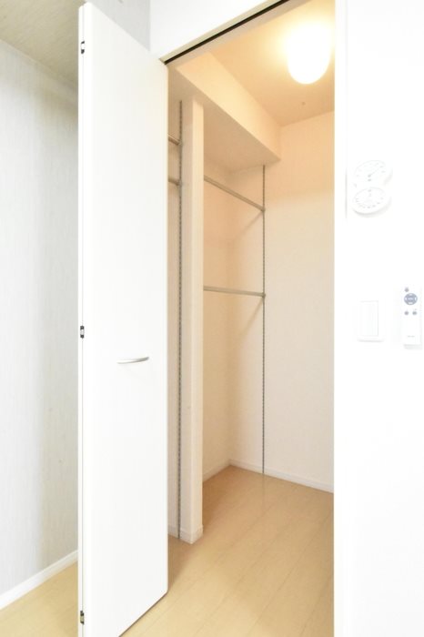 収納　たくさん収納できるワンステップクローゼット！