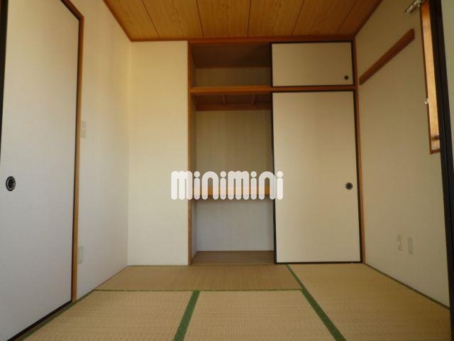 居室・リビング　天袋つきの押入れのある和室です。