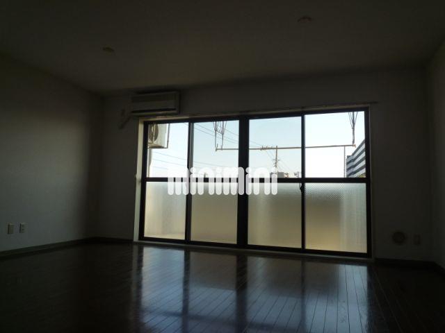 居室・リビング　ベランダ一面にある広いリビングです。