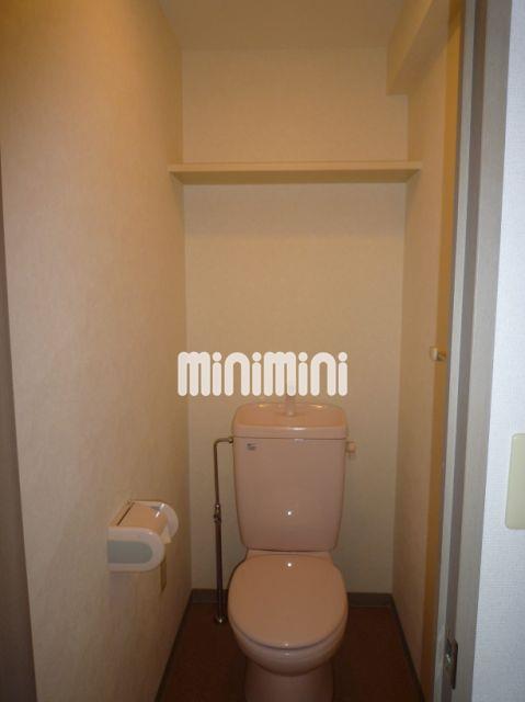 トイレ　便器の上には棚も付いて便利です。