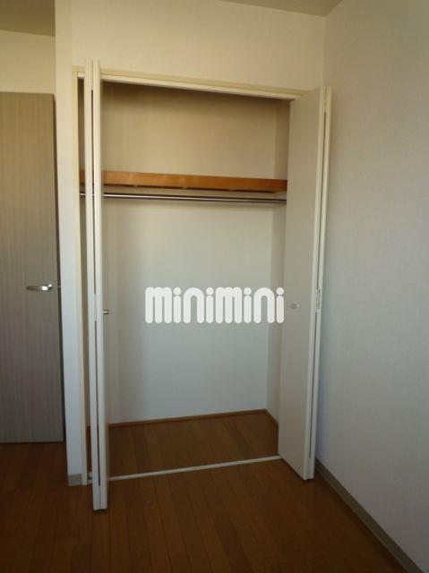 収納　洋服がいっぱいかけられる洋室です。