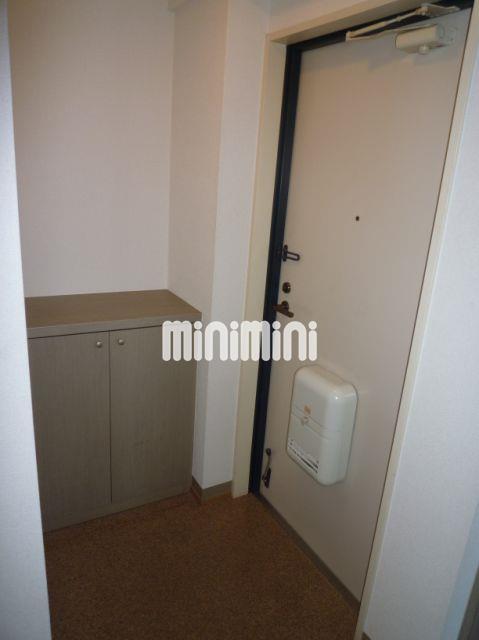 玄関　下駄箱つきで広めの玄関です。