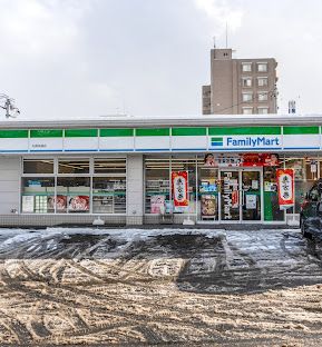 コンビニ　ファミリーマート札幌栄通店（コンビニ）まで301m