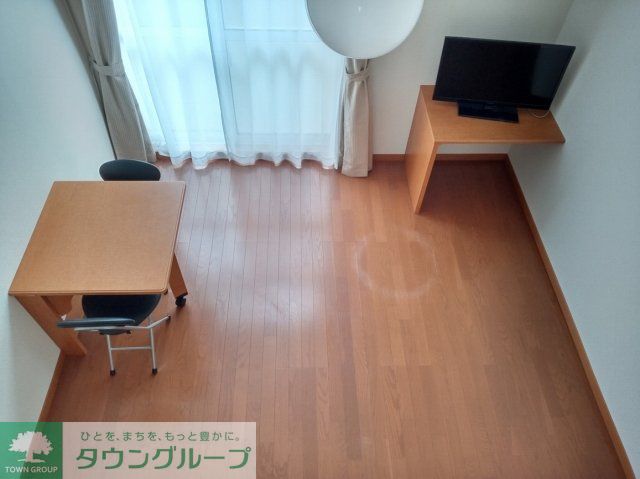 居室・リビング　1階はフローリング、2階はじゅうたんです。