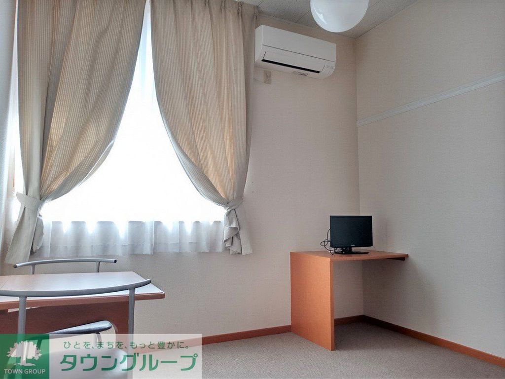 居室・リビング　1階はフローリング、2階はじゅうたんです。