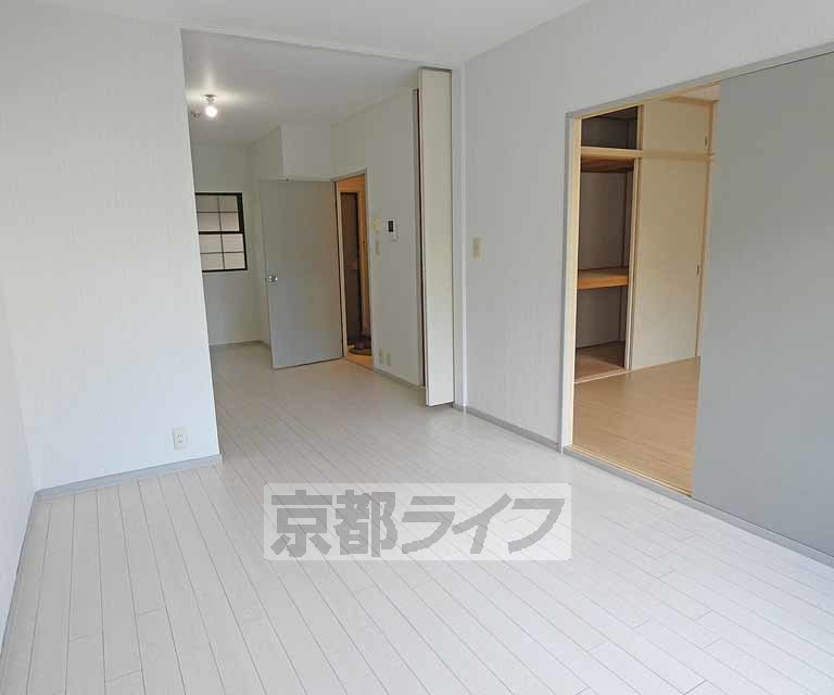 居室・リビング　人気の白色の床です。