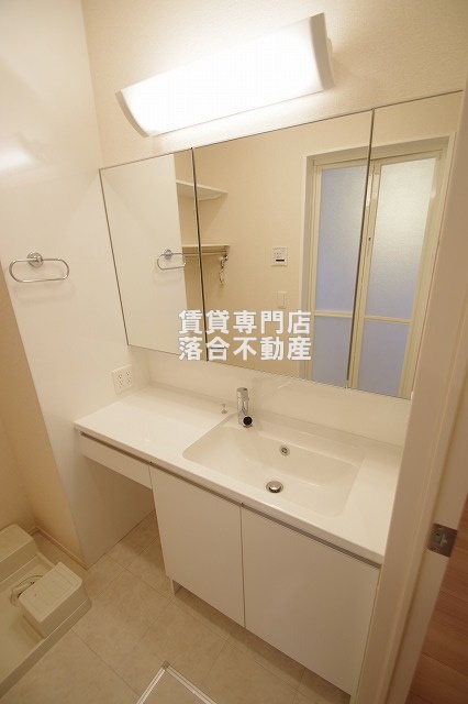 洗面設備　独立洗面化粧台付き