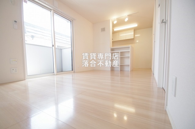 居室・リビング　清潔感のあるゆったりとしたリビング♪