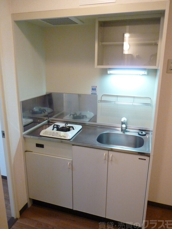 キッチン　ガスコンロ付き！！上部の棚が役に立ちます♪