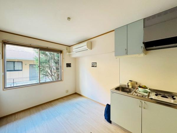 居室・リビング　同物件別室