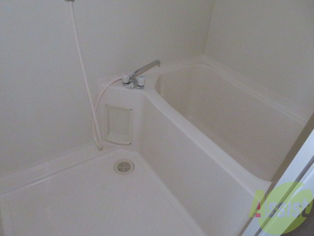 バス・シャワールーム　浴室です。バスタブが広くてゆったりできます。