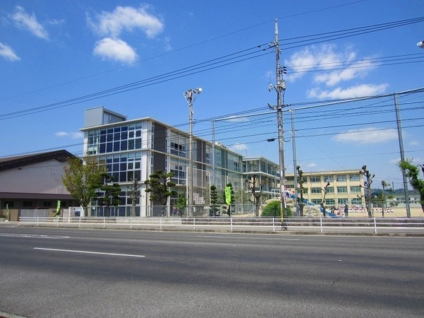 小学校　岡山市立西小学校（小学校）まで848m