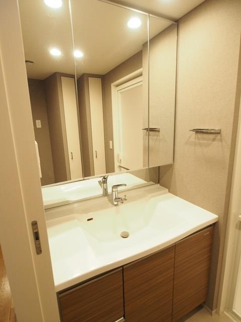 洗面設備　ゆったりとスペースのある洗面所