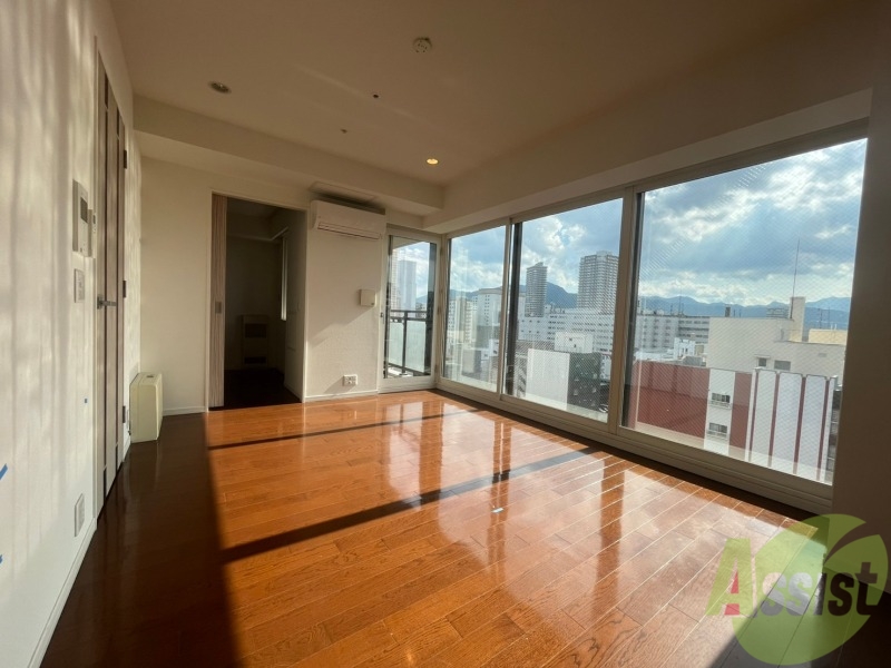 居室・リビング　８帖のリビングです。広々として、きれいですね。