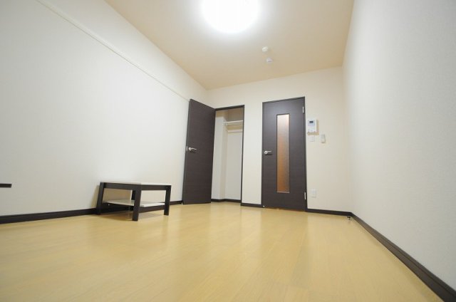 洗面設備　こちらのリビングで趣味の時間をお楽しみください