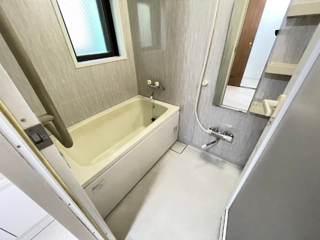 バス・シャワールーム　お風呂に窓付きです