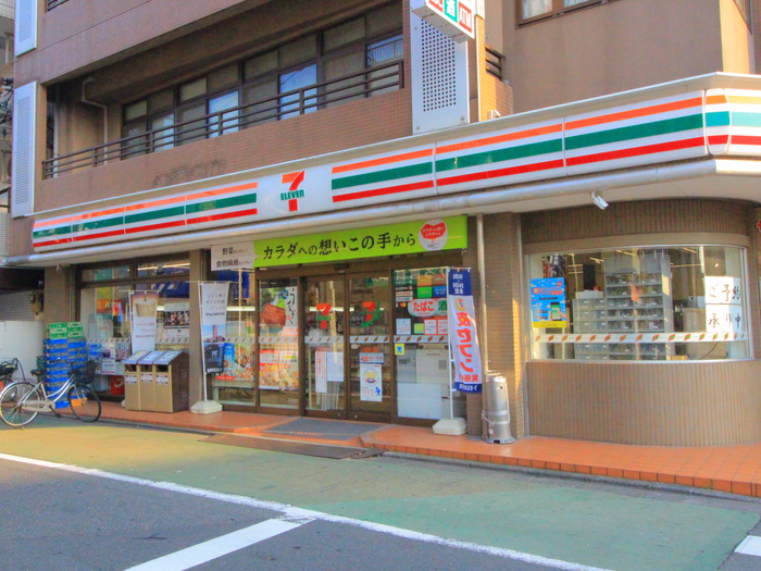 コンビニ　セブンイレブン（コンビニ）まで229m