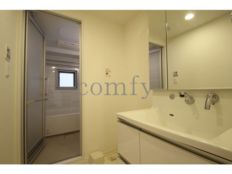 洗面設備　清潔感のあるパウダールーム