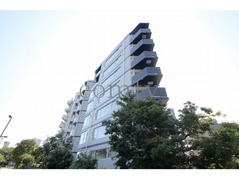 建物外観　タイル貼りの重厚感のある外観