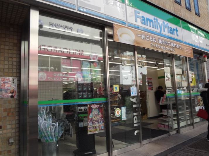 コンビニ　ファミリーマート 新大久保店（コンビニ）まで156m