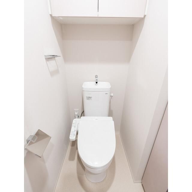 トイレ　落ち着いた色調のトイレです