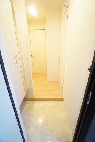 玄関　※同物件・同タイプの写真です