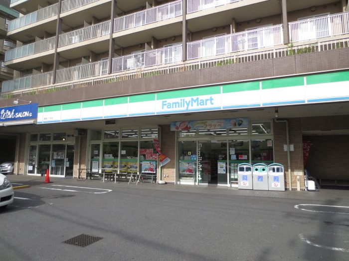 コンビニ　ファミリーマート（コンビニ）まで10m