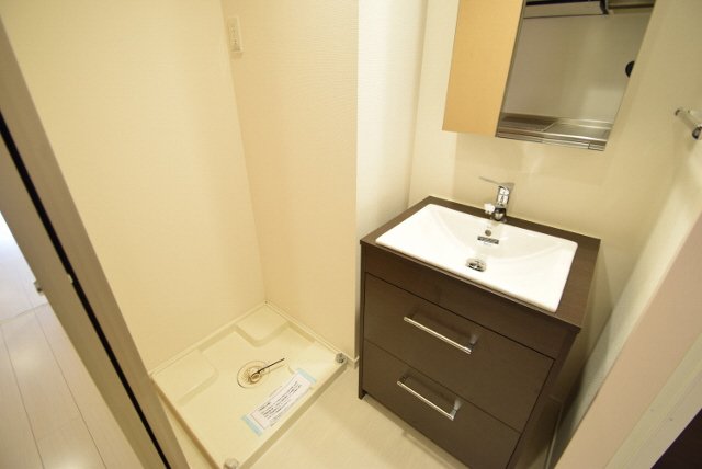 洗面設備　きれいな独立洗面台です。