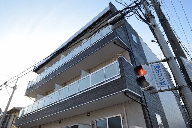 建物外観　日当たり良好、タイル張りできれいなマンションです。