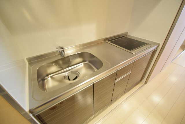 キッチン　２口のＩＨコンロでお掃除ラクラクです。