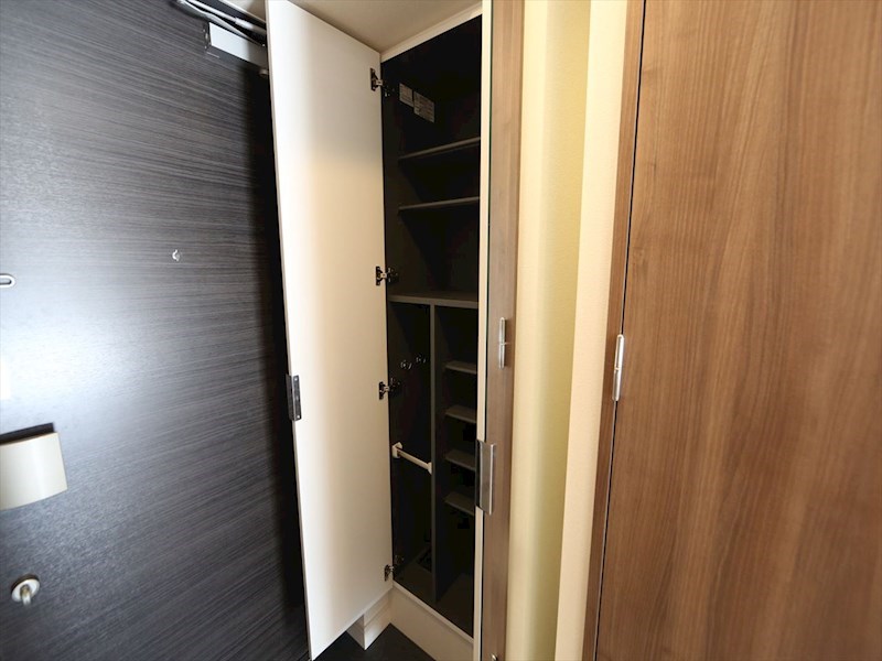 玄関　玄関　シューズボックス付（収納充実してます）